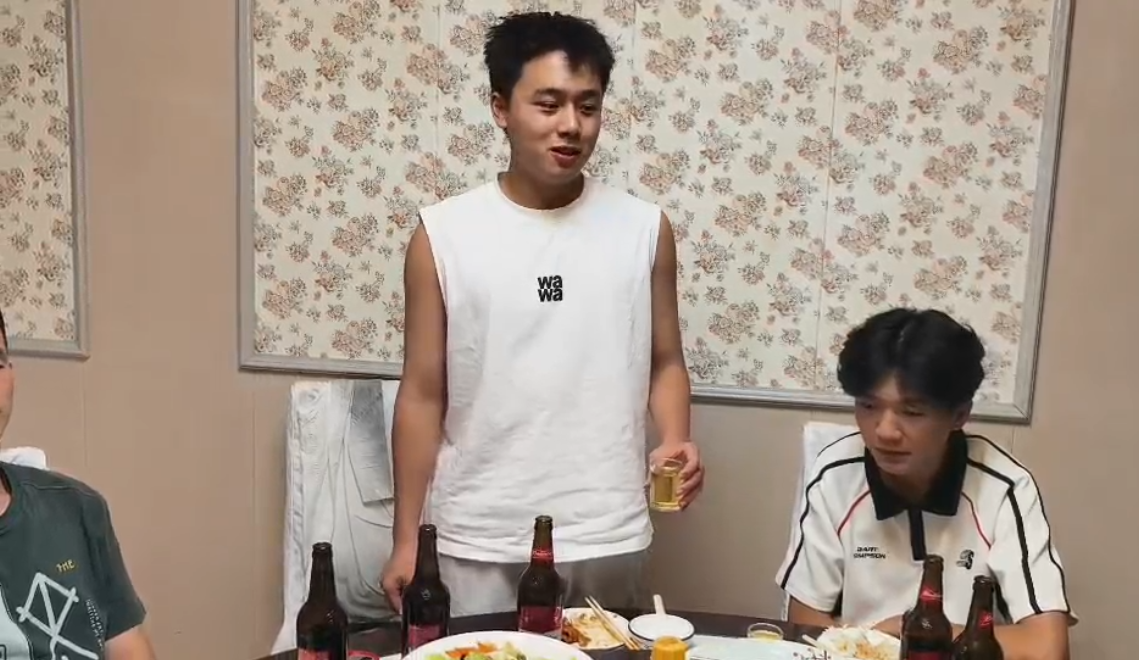 学习30天结束晚餐上提酒展示，长春19岁口吃学员在吉林通化同乐口吃发音不清矫正中心学习三十天 结束分别晚餐上提酒展示。