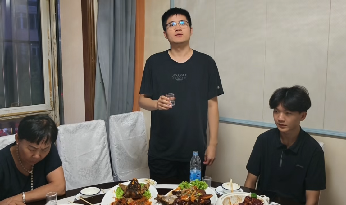 学习完结巴提酒，长春27岁口吃学员，在吉林通化同乐学习30天后，用五音节和正常人一样说话在餐桌上不口吃提酒说话展示，